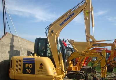 二手挖掘機選購指南 上海功勤工程機械為您提供全國包運的優質二手60、70、120、200型挖掘機